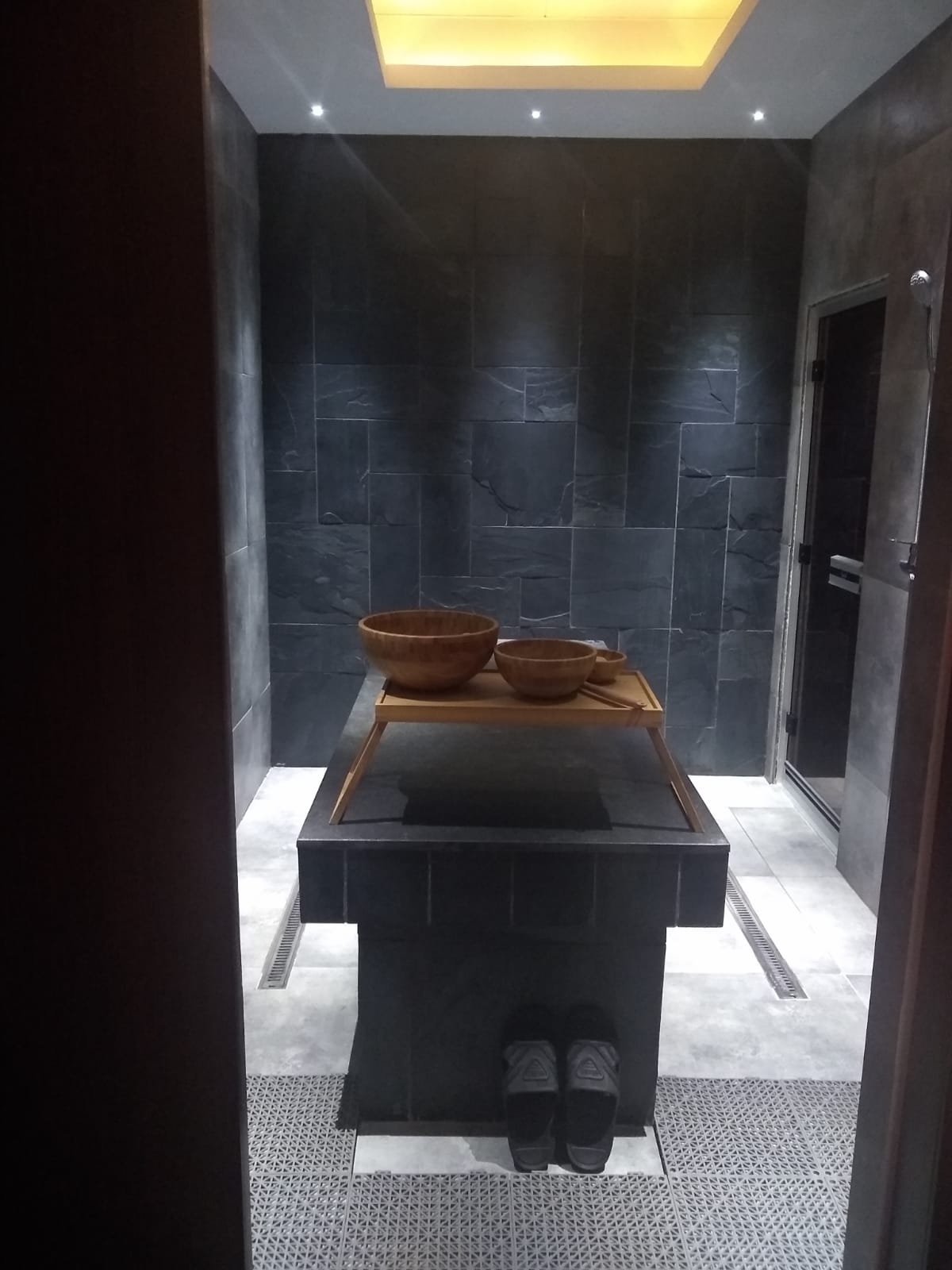 Photograph of moroccan bath massage table